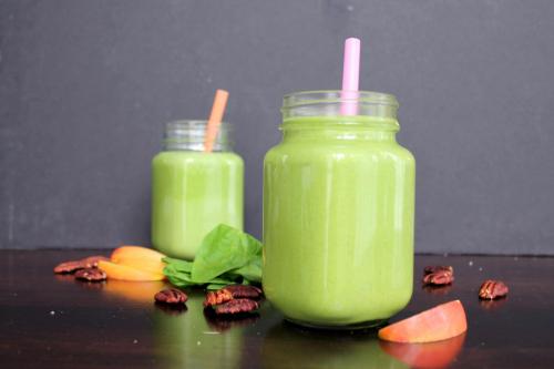 Green Cream Smoothie with Apple and Ginger